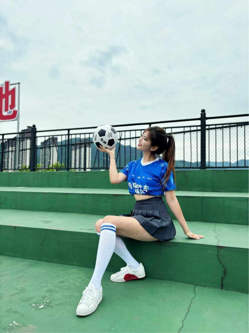 国际足球赛场上,女运动员们展现出色技术和拼搏精神的简单介绍 国际足球赛场上,女运动员们展现出色技术和拼搏精神的简单介绍