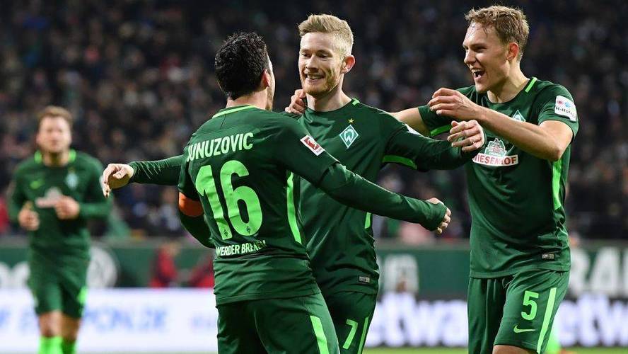 包含奥格斯堡：客场比赛取胜，德国顶尖足球联赛积分攀升的词条