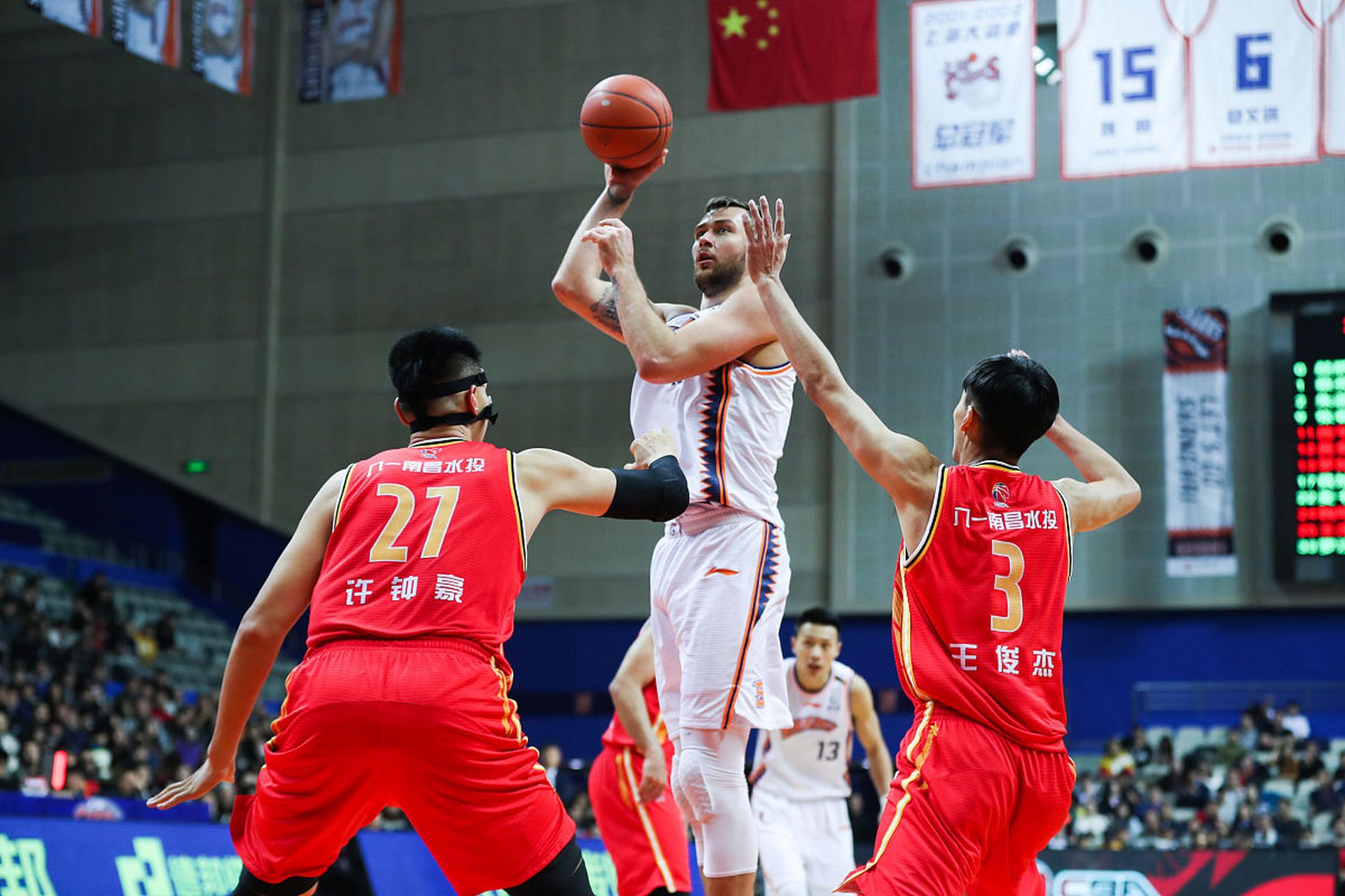 莫泰尤纳斯勇夺胜利，篮球聚焦瞬间的简单介绍