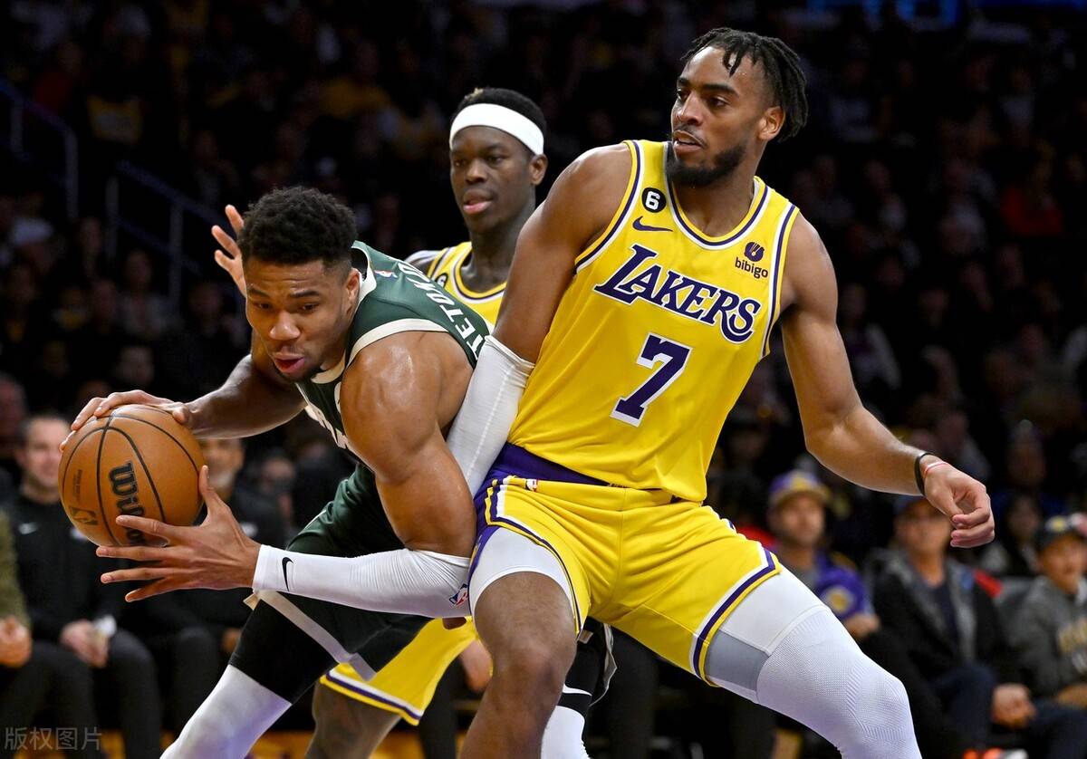 雄鹿队难以挡住湖人队的猛烈攻势 雄鹿队难以挡住湖人队的猛烈攻势