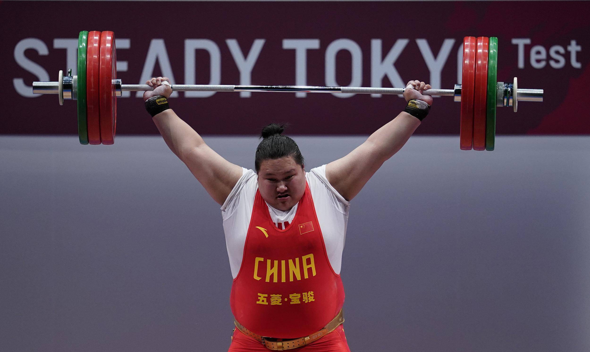 举重比赛中，韩国选手力压对手夺冠