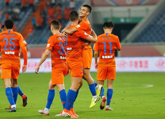 建业客场对阵鲁能,双方拼尽全力 建业客场对阵鲁能,双方拼尽全力