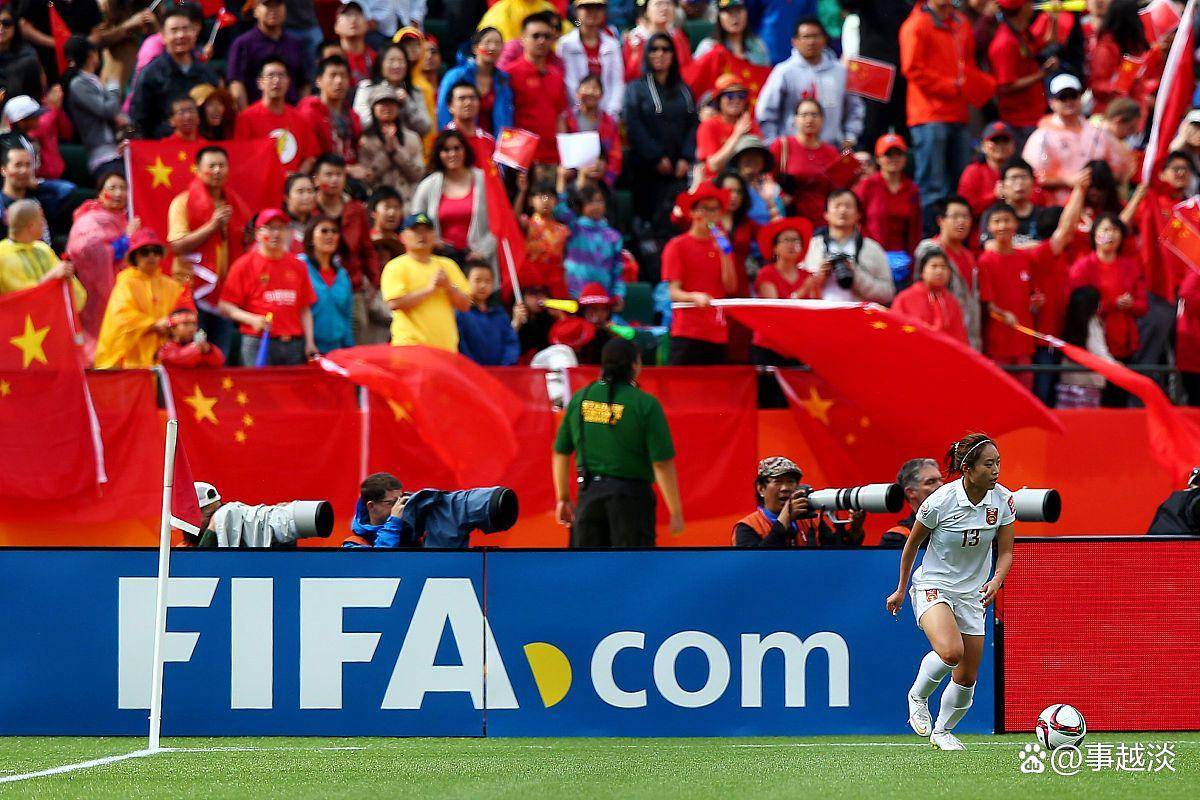 球员拼尽全力比赛场面激烈精彩