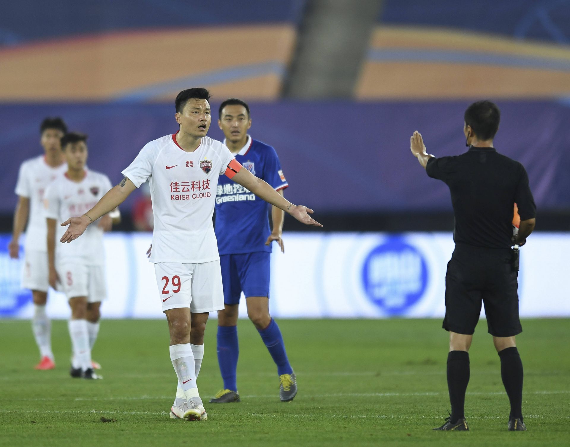 深圳佳兆业攻守兼备对对手施压 深圳佳兆业攻守兼备对对手施压