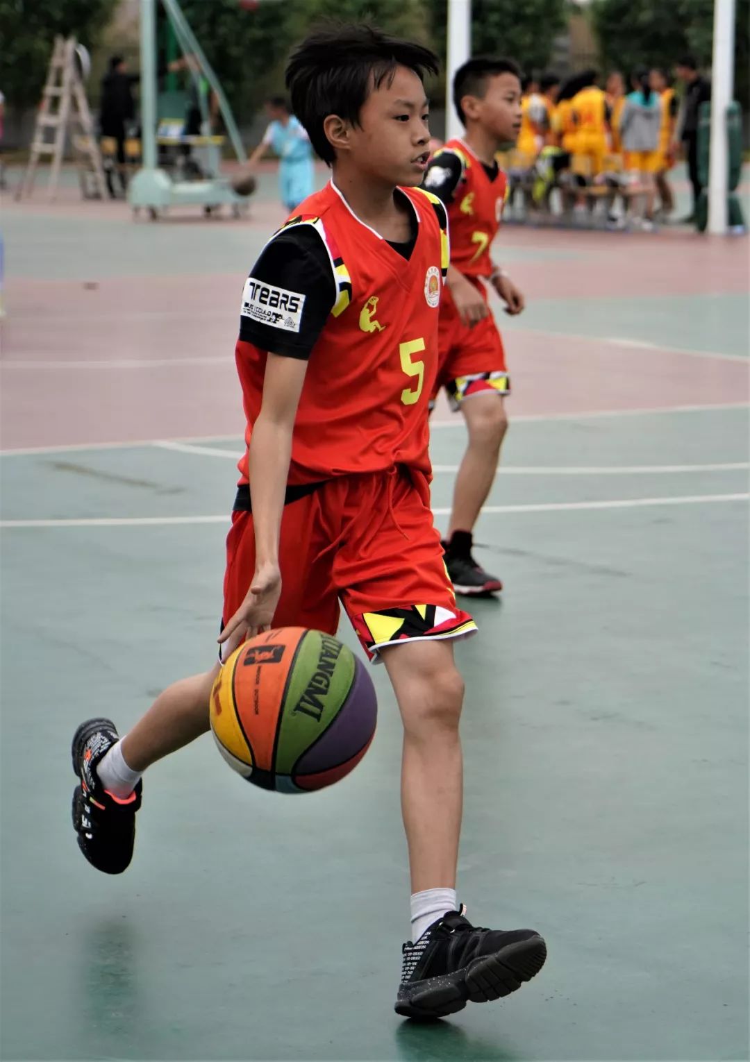 篮球巨星被指挥官大力称赞，赛场上英姿飒爽