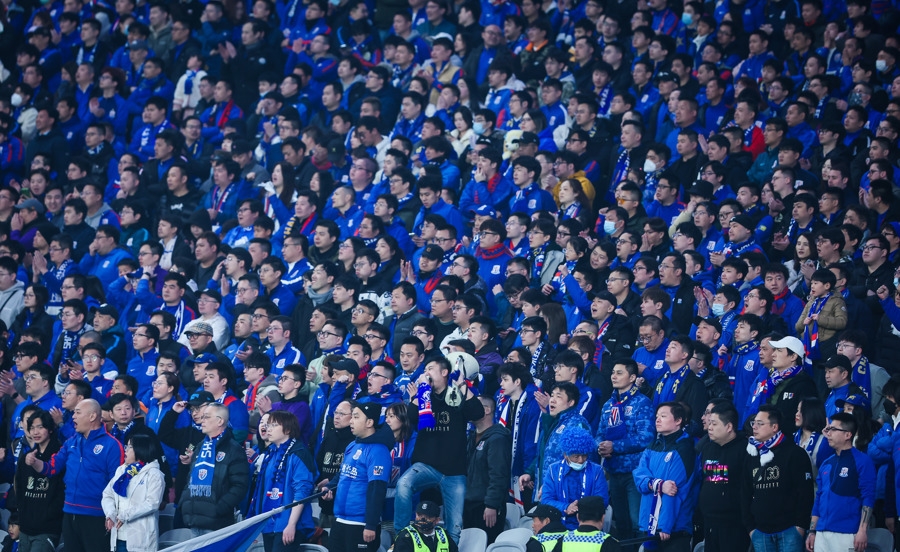 观众各显神通，球迷欣赏精彩比赛