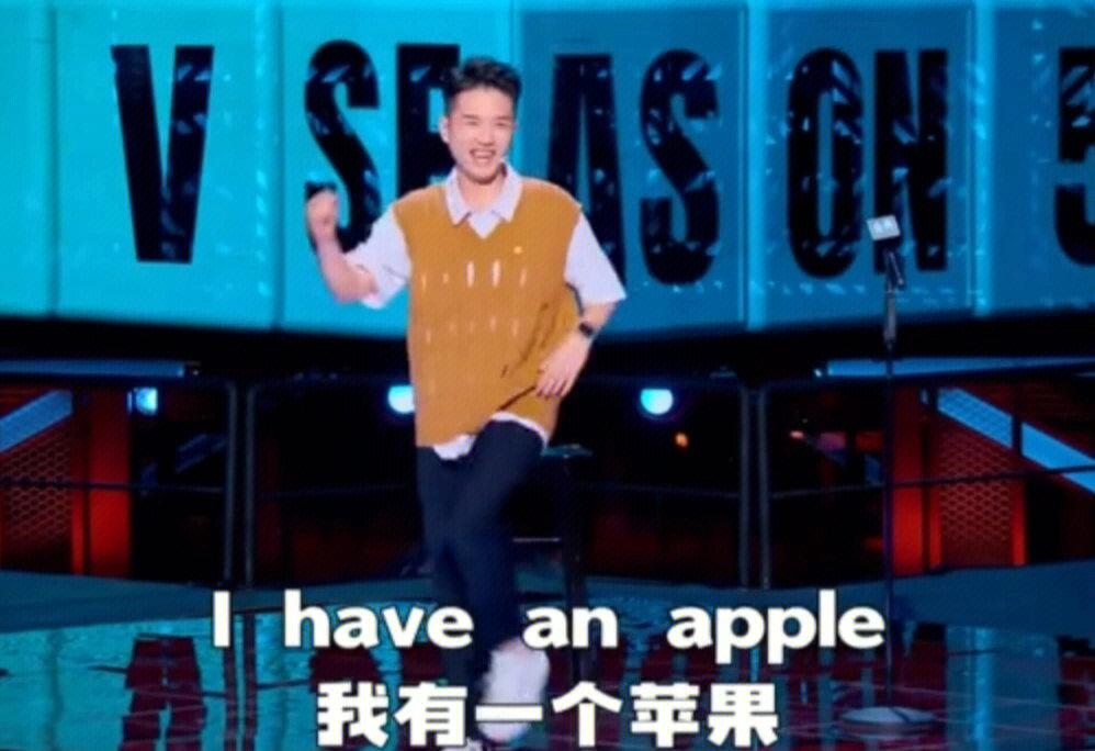 脱口秀选手聚焦花游比赛俏皮解说妙趣横生