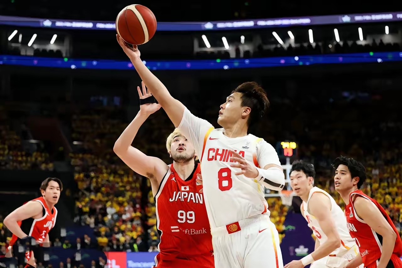 出色一个人好比出色整个球队，球员独挑大梁