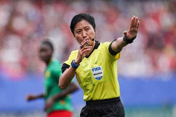 足球比赛裁判纠纷不断,裁判能力受到质疑和争议的简单介绍 足球比赛裁判纠纷不断,裁判能力受到质疑和争议的简单介绍