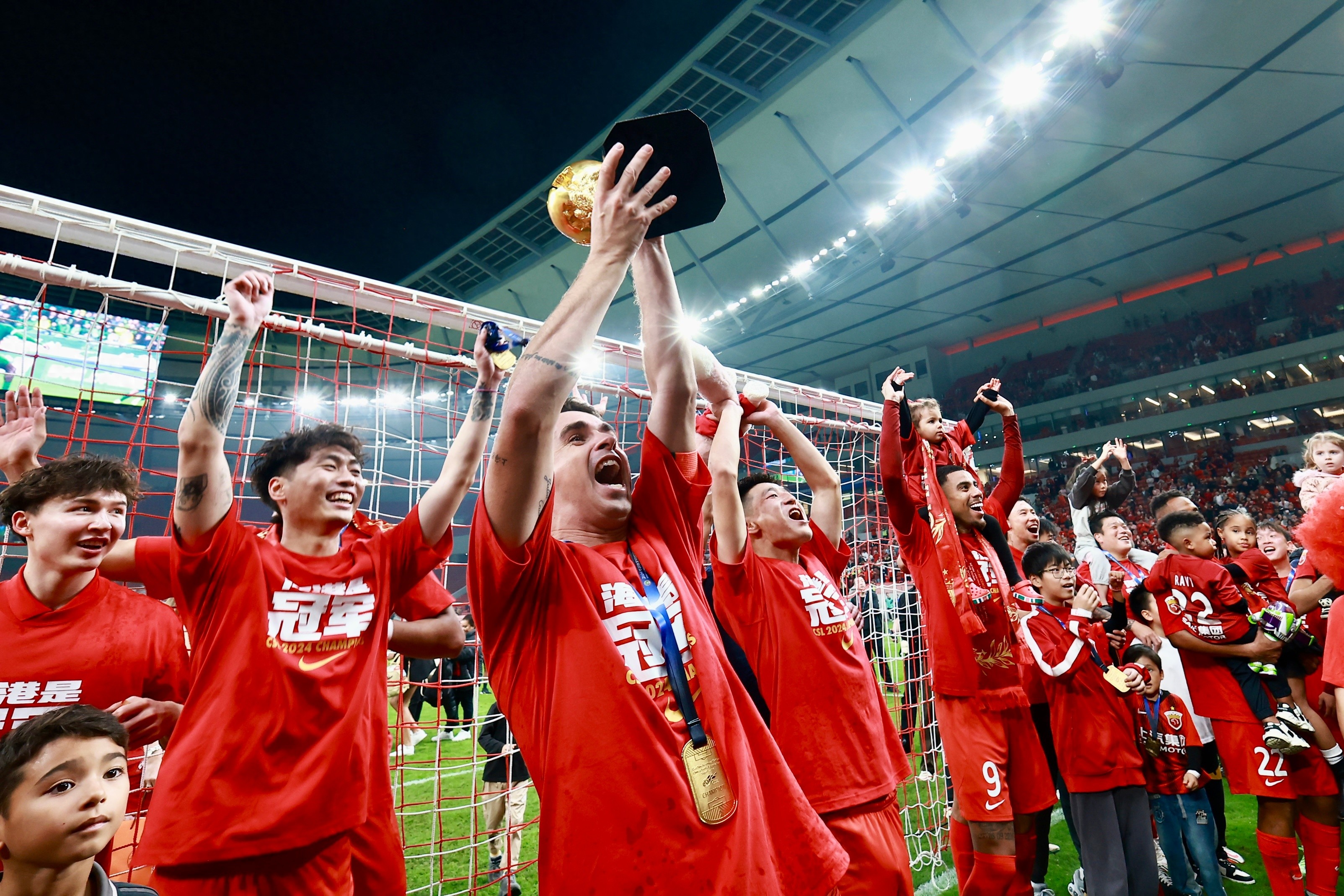 著名球员在最新一场比赛中表现出色,赢得球迷喝彩 著名球员在最新一场比赛中表现出色,赢得球迷喝彩