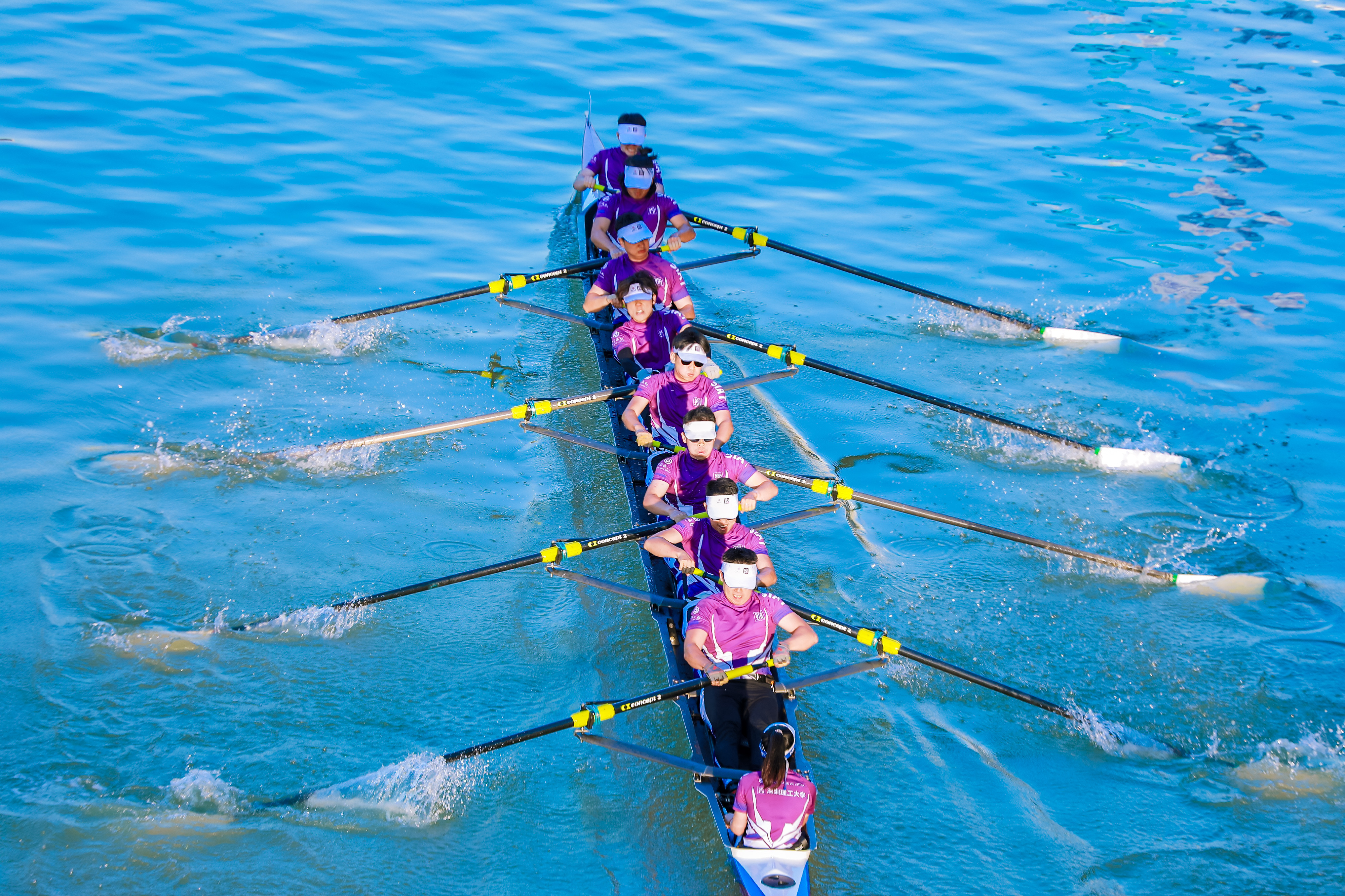 赛艇比赛紧张激烈运动员奋力拼搏