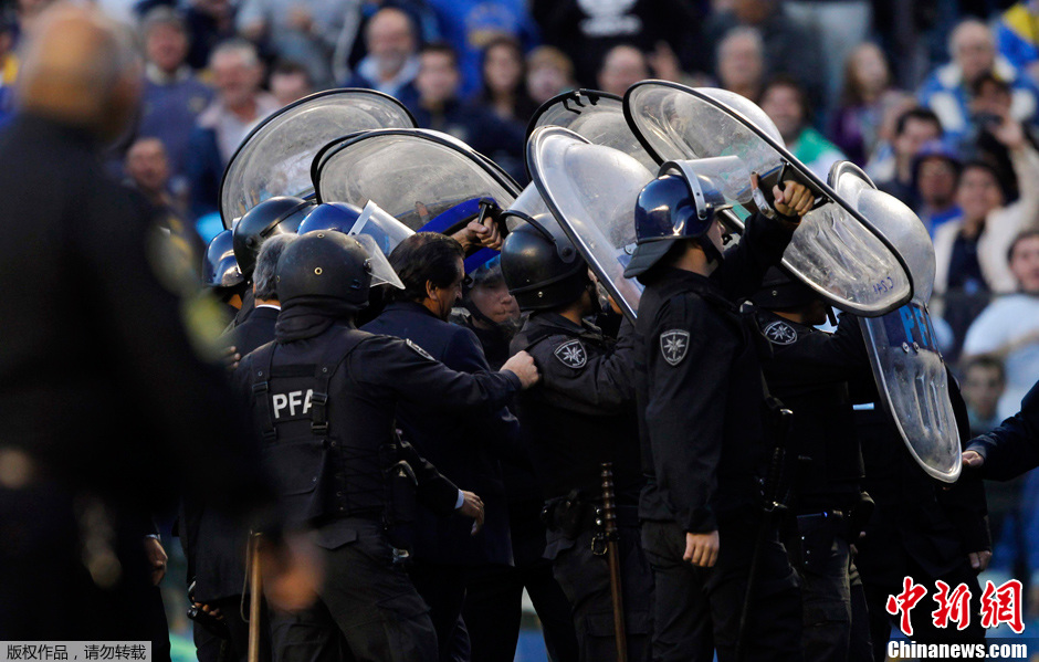 包含足球比赛现场暴力事件频发，警方出动维持秩序的词条