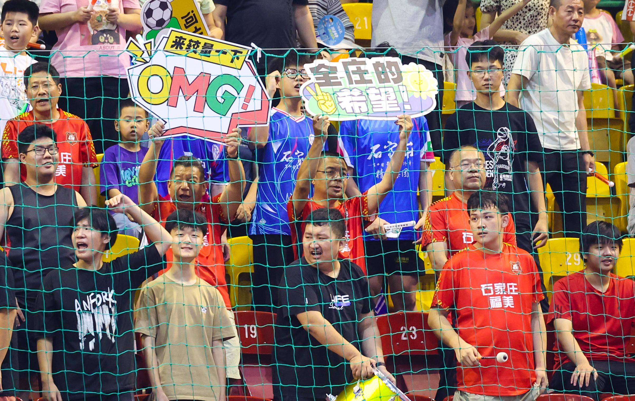 足球盛宴中球队的搏斗展现出团结与拼搏 足球盛宴中球队的搏斗展现出团结与拼搏