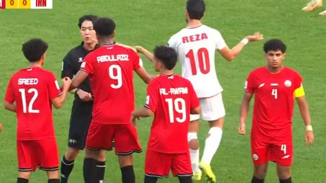 足球比赛紧接着激战，双方拼尽全力