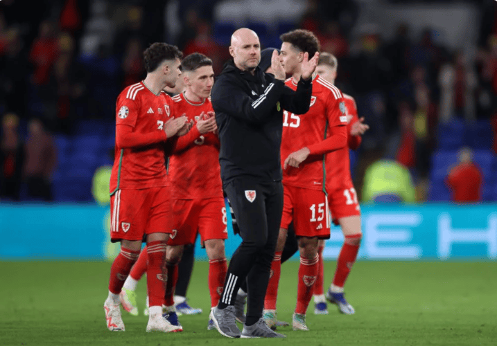 欧预赛:比赛大战,热闹异常 欧预赛:比赛大战,热闹异常