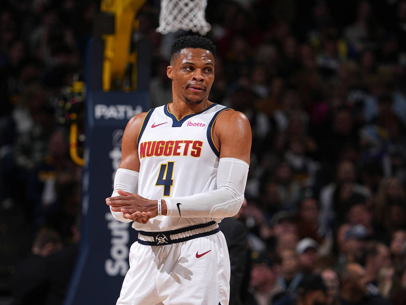 76人主场力克掘金，霍福德砍下32分