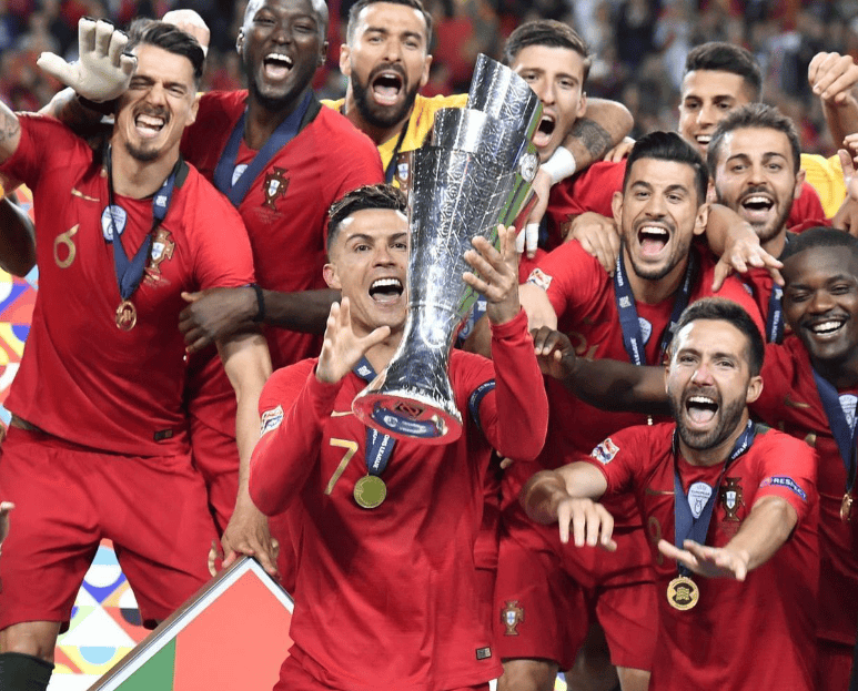 欧洲杯决赛：激烈角逐，谁能捧起奖杯？