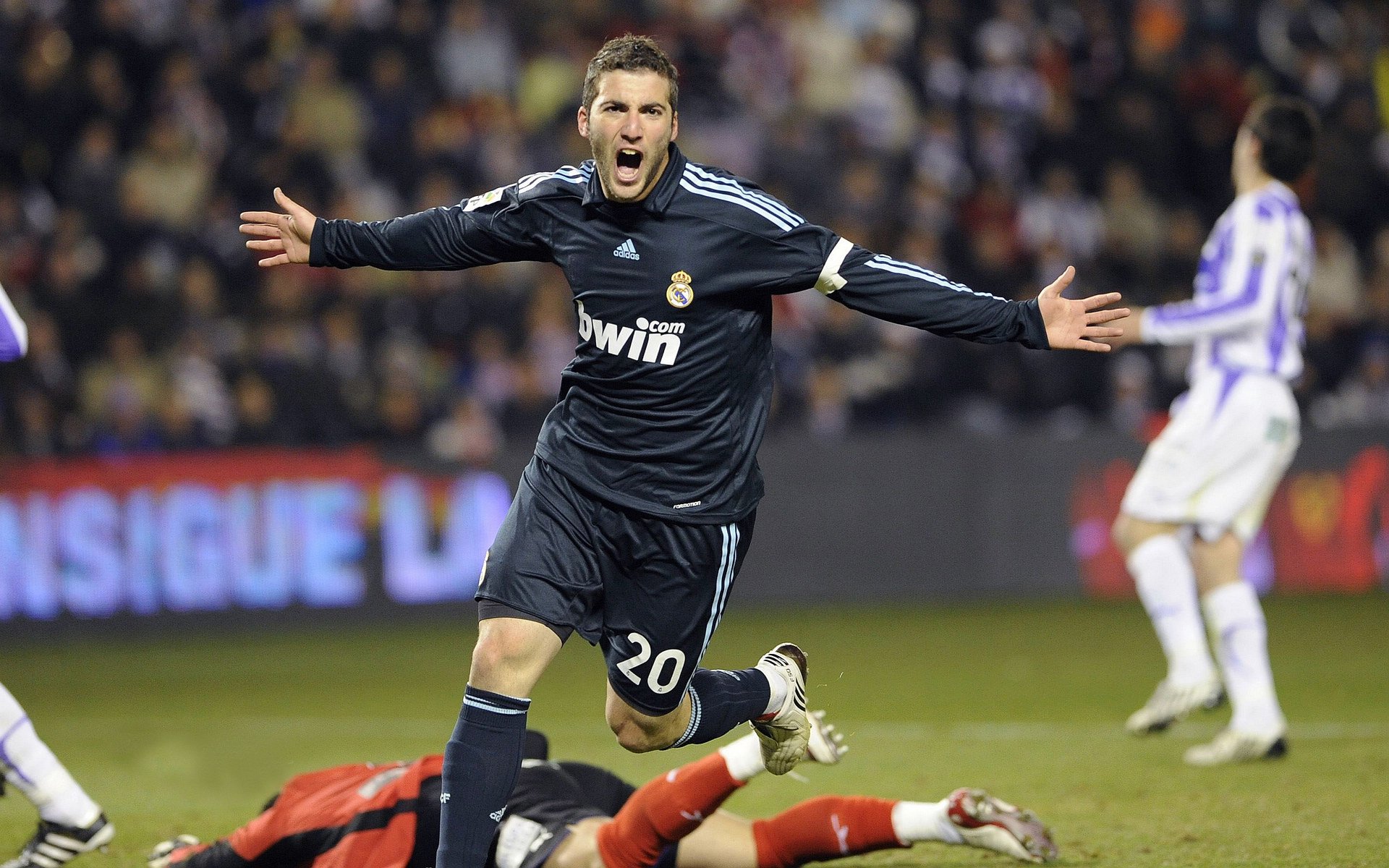 意甲焦点战之夜,当巴斯托尼化身棋盘上的堡垒,胜利的方程式已被他改写